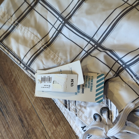 old Navy Men's white with gray stripes 2xl board shorts - Picture 4 of 4